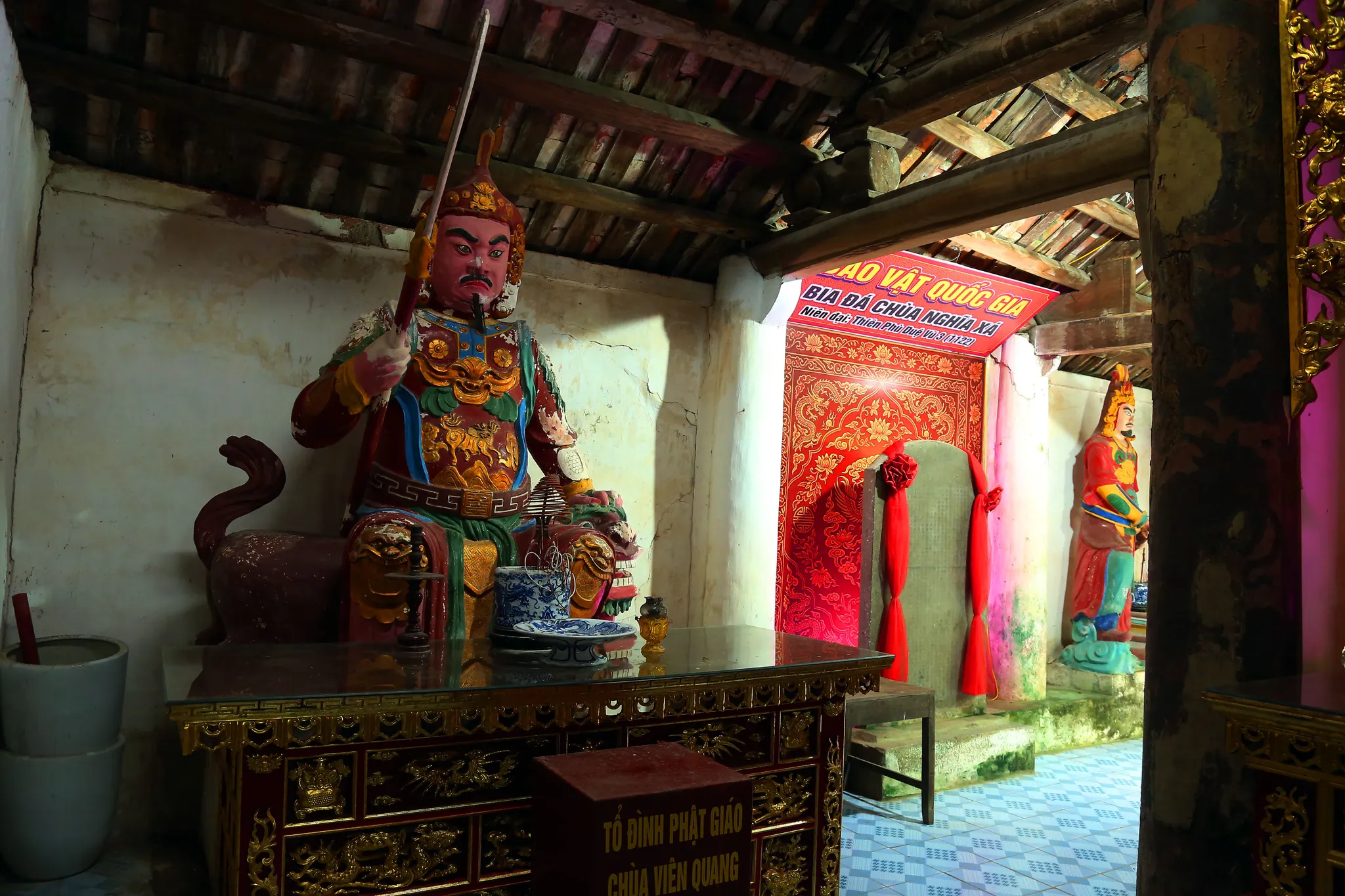 Tượng Hộ Pháp bên phải trong chùa Viên Quang