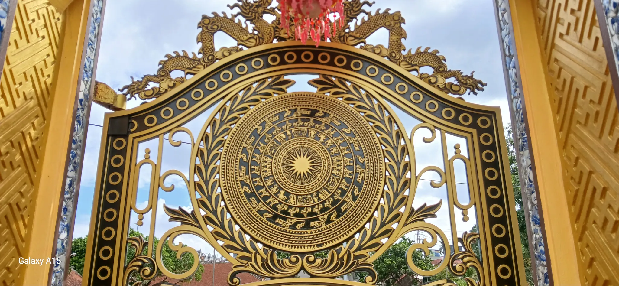 Họa tiết mặt Trống Đồng trên cửa cổng đình làng Yên Lộ