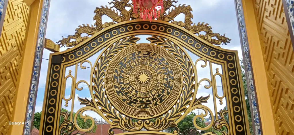 Họa tiết mặt Trống Đồng trên cửa cổng đình làng Yên Lộ
