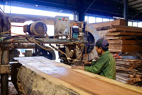 Người thợ tại làng nghề Kha Lâm hiện nay