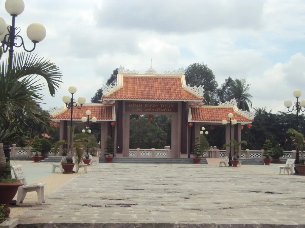 Khuôn viên Đình Bình Thủy