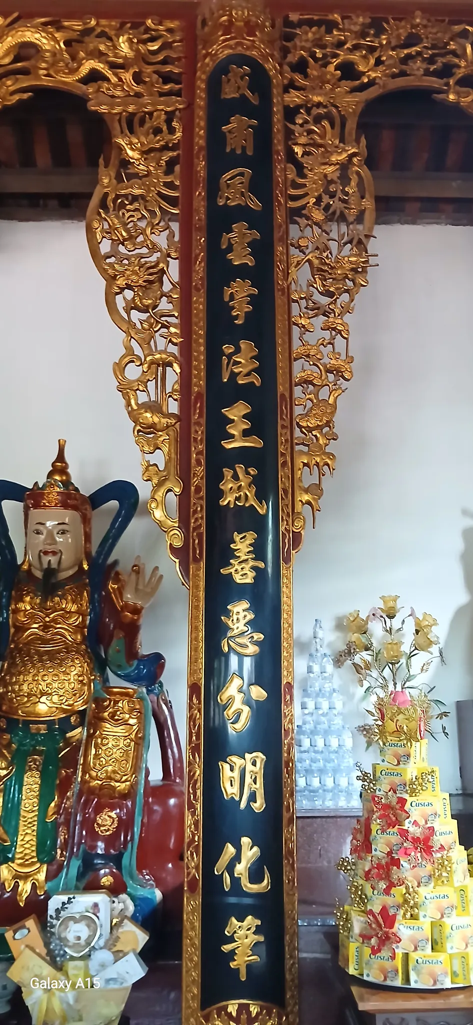 Câu đối trong chùa Yên Lộ