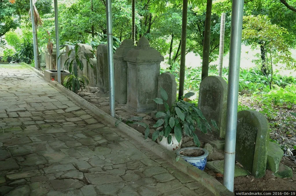 Hàng bia đá cổ tại Chùa Chài
