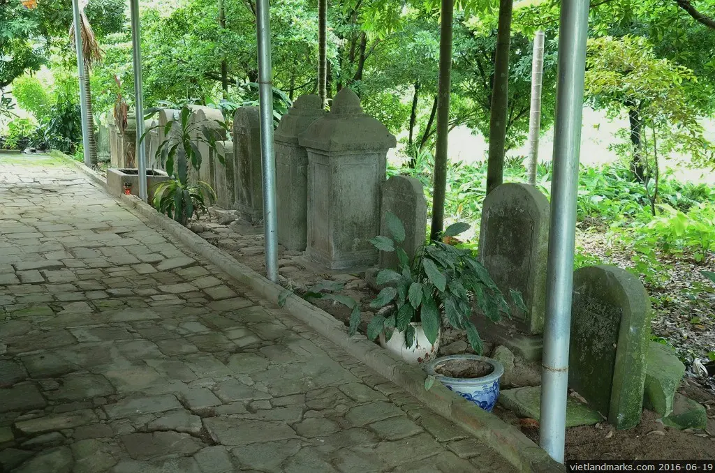 Hàng bia đá cổ tại Chùa Chài