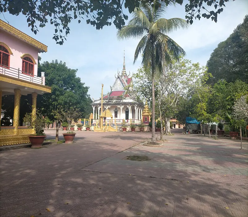 Khuôn viên chùa Ấp Sóc