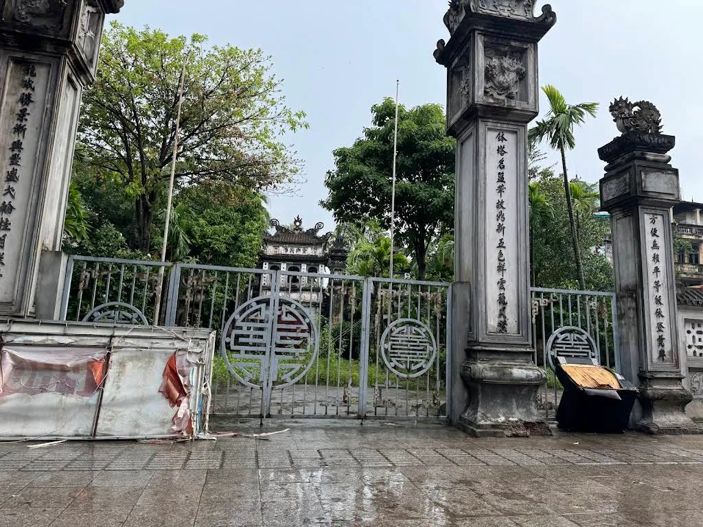 Cổng di tích Chùa Bát Tháp