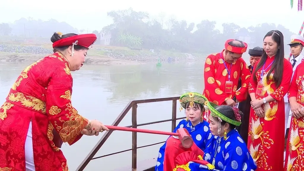 Múc nước từ sông Hồng tại Lễ hội đền Du Yến