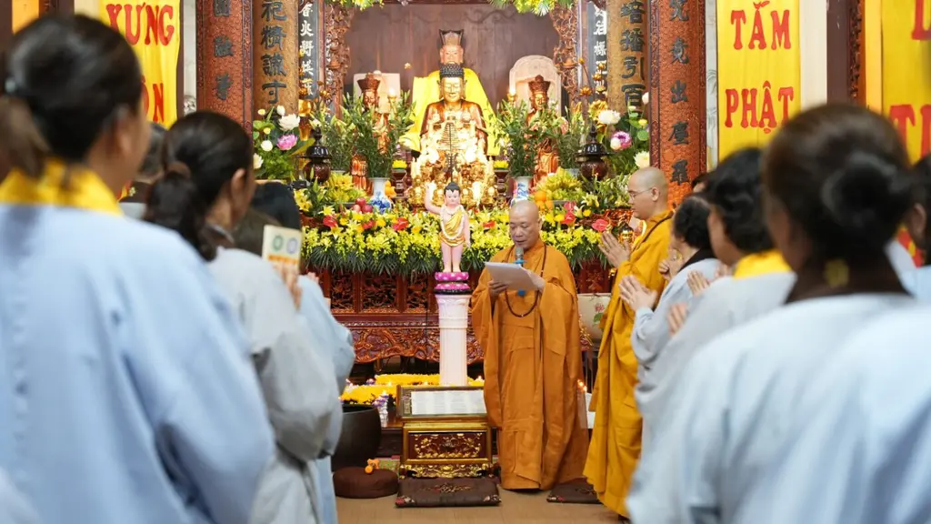 Chư tôn đức Phật tử tham dự các nghi thức Phật giáo, tụng kinh và lắng nghe đạo từ, thuyết giảng tại Hội chùa Lý Triều Quốc Sư
