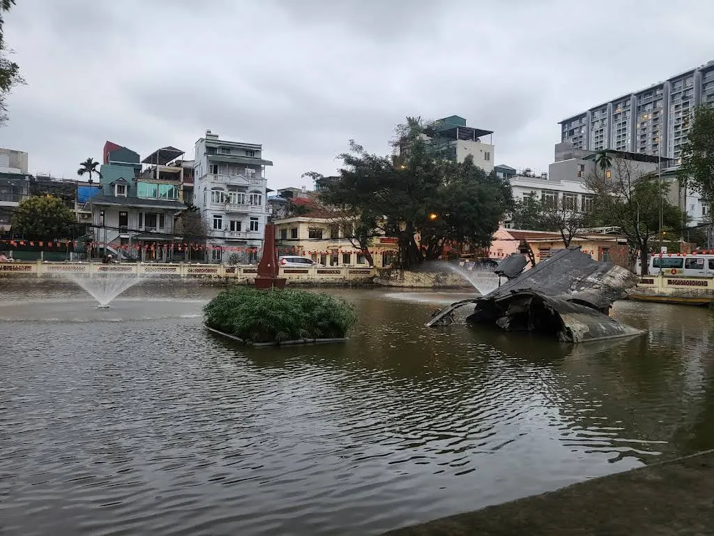 Không gian cảnh quan di tích Hồ Hữu Tiệp và xác máy bay B52