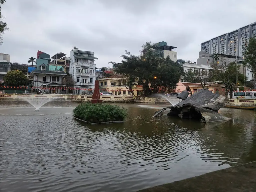 Không gian cảnh quan di tích Hồ Hữu Tiệp và xác máy bay B52