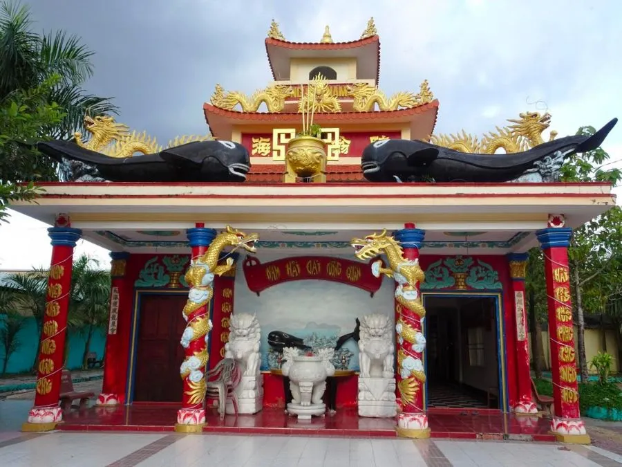 Phía trước Lăng ông Nam Hải