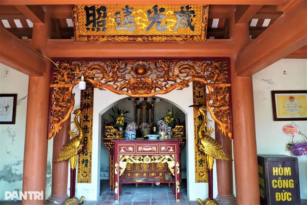Bên trong Di tích Lịch Sử Văn Hóa Tháp Đá Cẩm Duệ