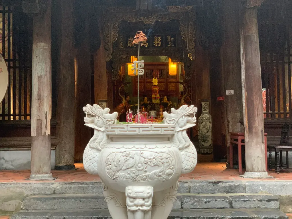 Lư hương phía trước Đình Kim Ngân