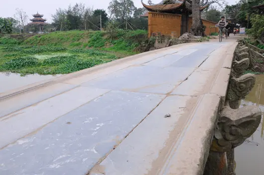 Phiến đá xanh cấu tạo nên mặt cầu đá Làng Nôm