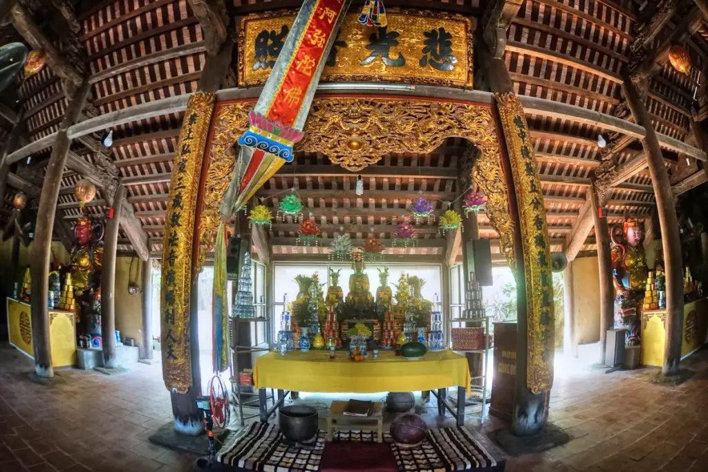 Ban thờ Hoàng Thái Hậu Ỷ Lan tại chùa Hương Lãng