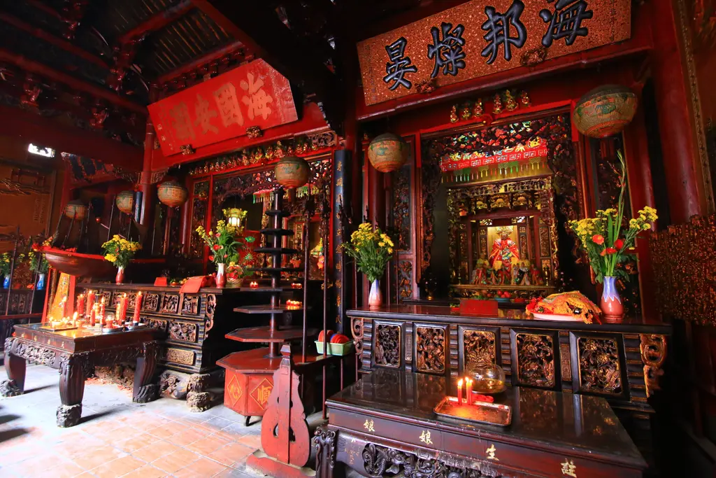 Ban thờ bên trong Hội Quán Hà Chương