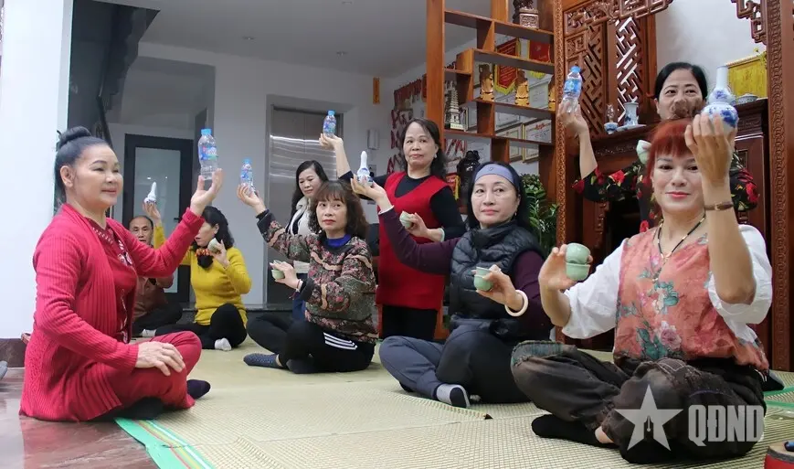 NNƯT Nguyễn Thị Minh Tám (ngoài cùng bên trái) cùng CLB trống hội phường Nghĩa Đô tập luyện
