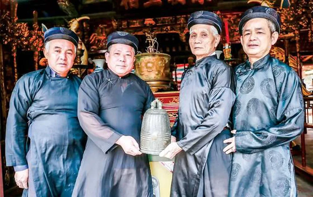 Các cụ trong Tiểu Ban quản lý di tích đình và chiếc chuông Nhật Tảo