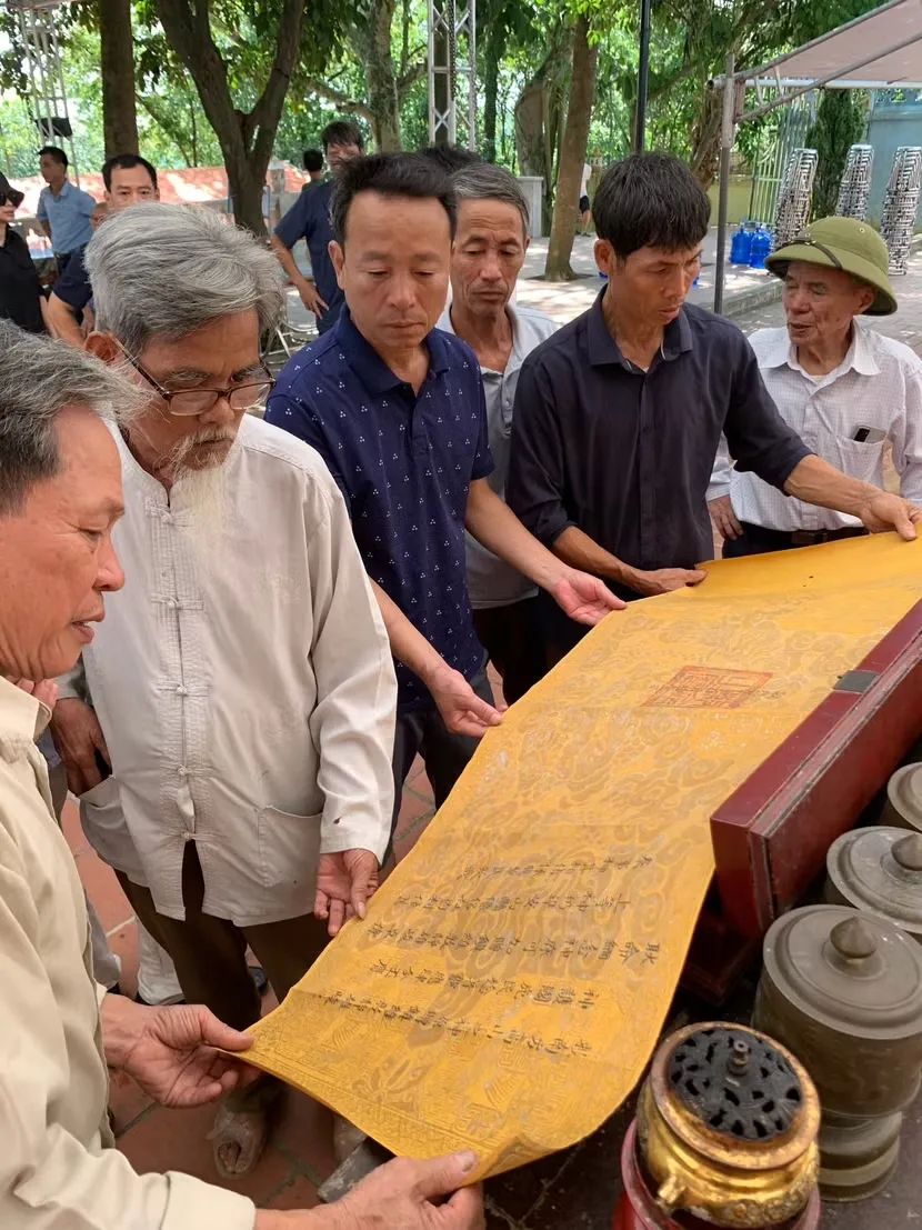 Người dân xem đạo sắc phong di tích Quán Vật Đồng Nanh
