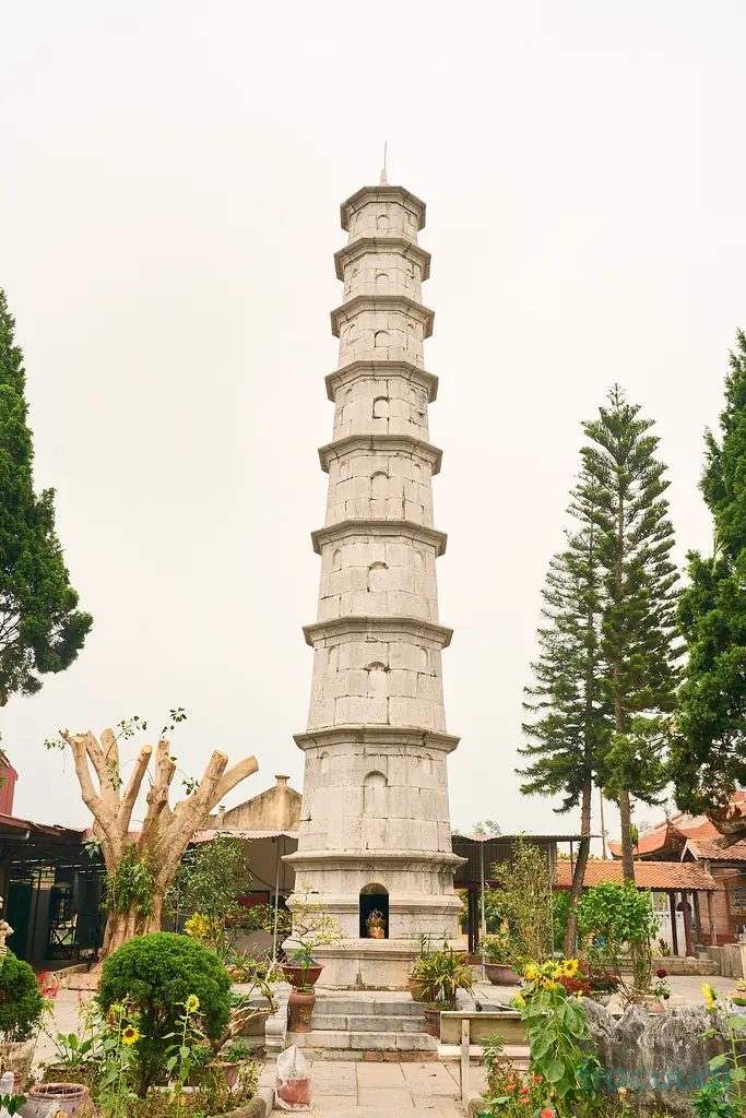Tháp trong di tích Chùa Phù Lãng