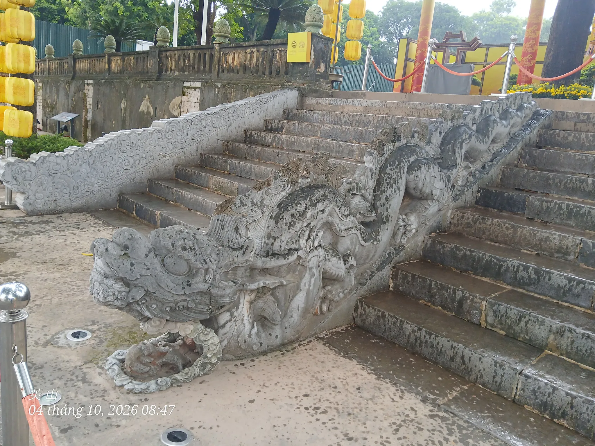 Rồng đá bên phải bậc thềm Điện Kính Thiên Hoàng Thành Thăng Long