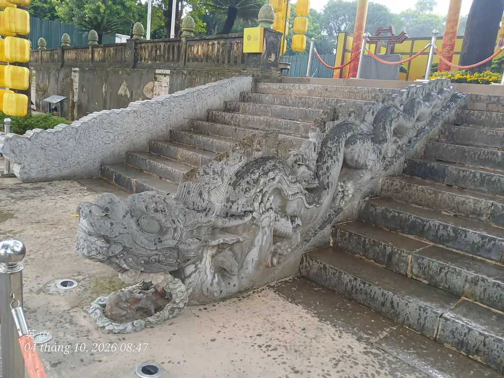 Rồng đá bên phải bậc thềm Điện Kính Thiên Hoàng Thành Thăng Long