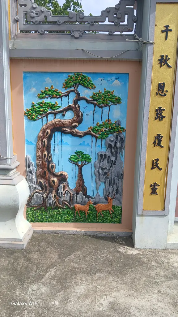 Phù điêu Tùng Lộc trang trí ngoài cổng đình Thụy Dương