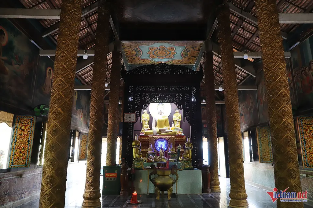 Bên trong Chùa Dơi