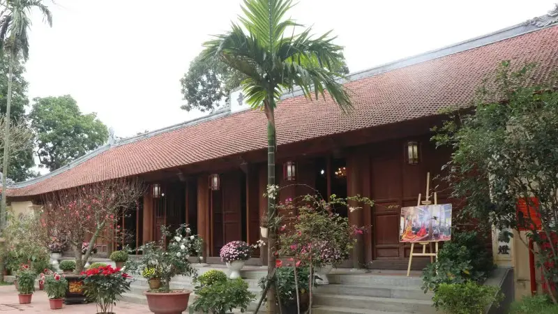 Quang cảnh phía ngoài sân Chùa Tổ