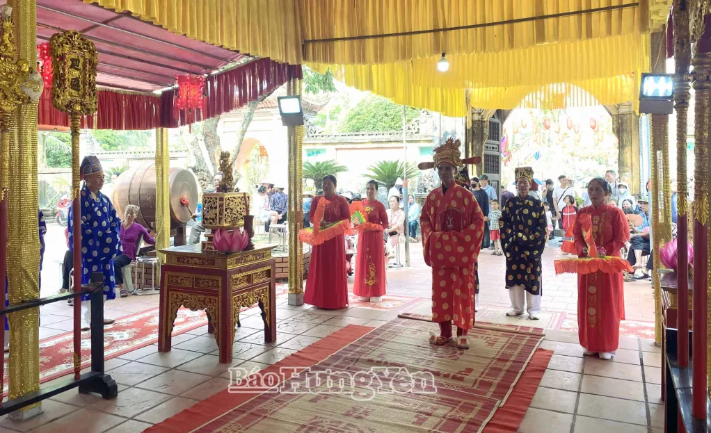 Đội tế nam dâng lễ tại Hội đền Hệ