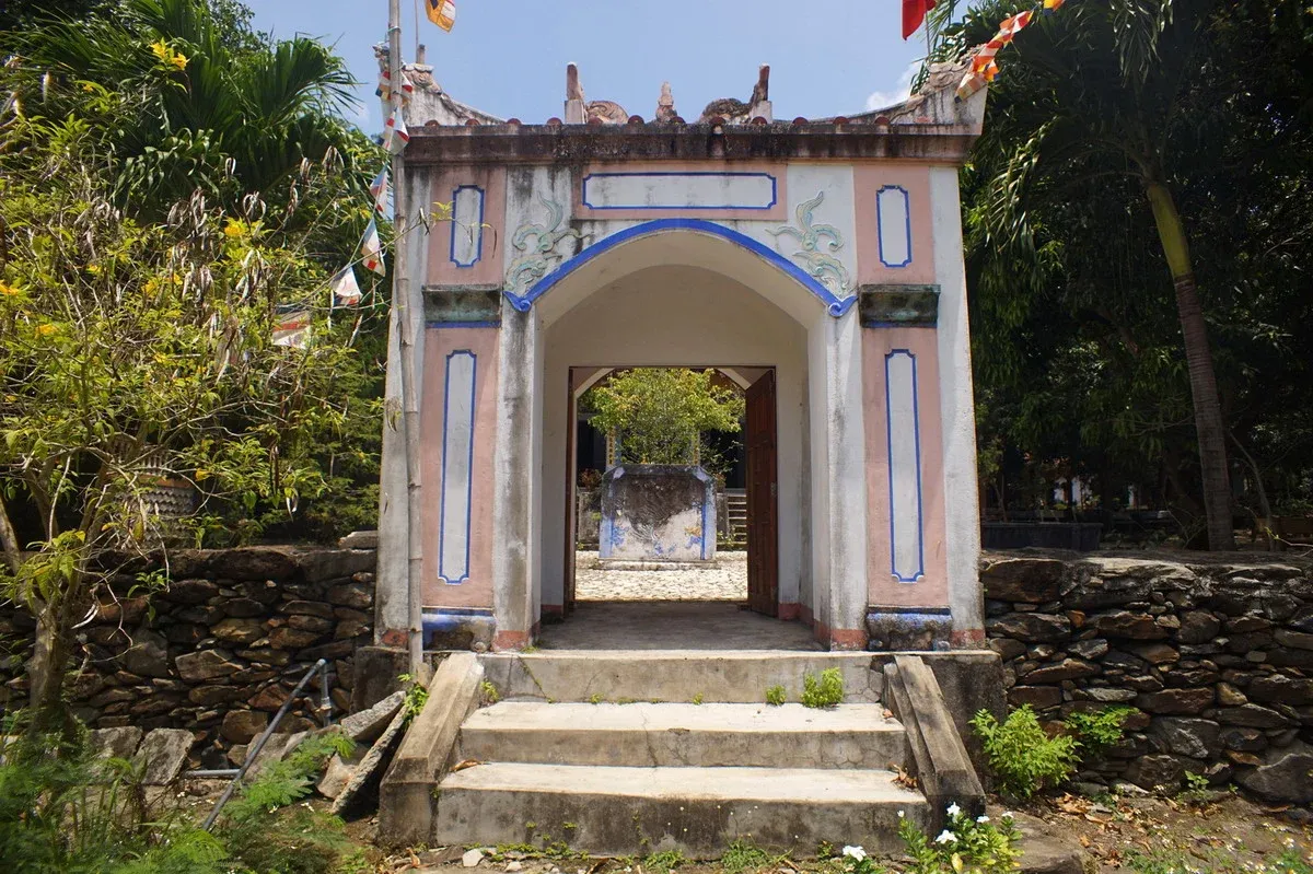 Phía trước Chùa Từ Quang