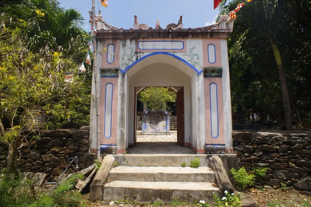 Phía trước Chùa Từ Quang