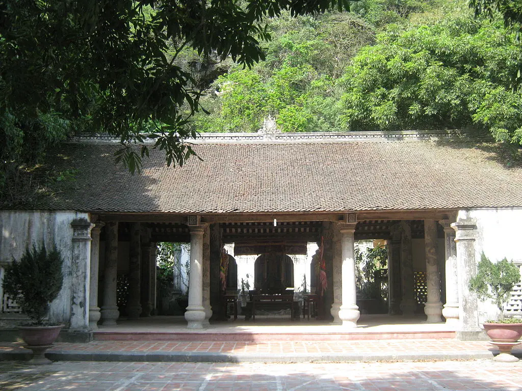 Đình đá thờ Lý Quốc Sư tại Chùa và Động Địch Lộng