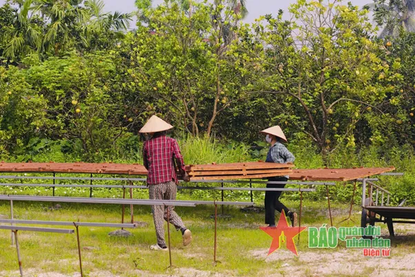Thợ làm hương tận dụng ánh nắng và khoảng sân rộng để phơi hương.