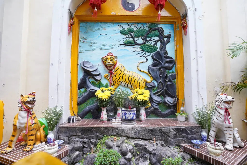 Khám thờ bên ngoài Đình Tân Kiểng