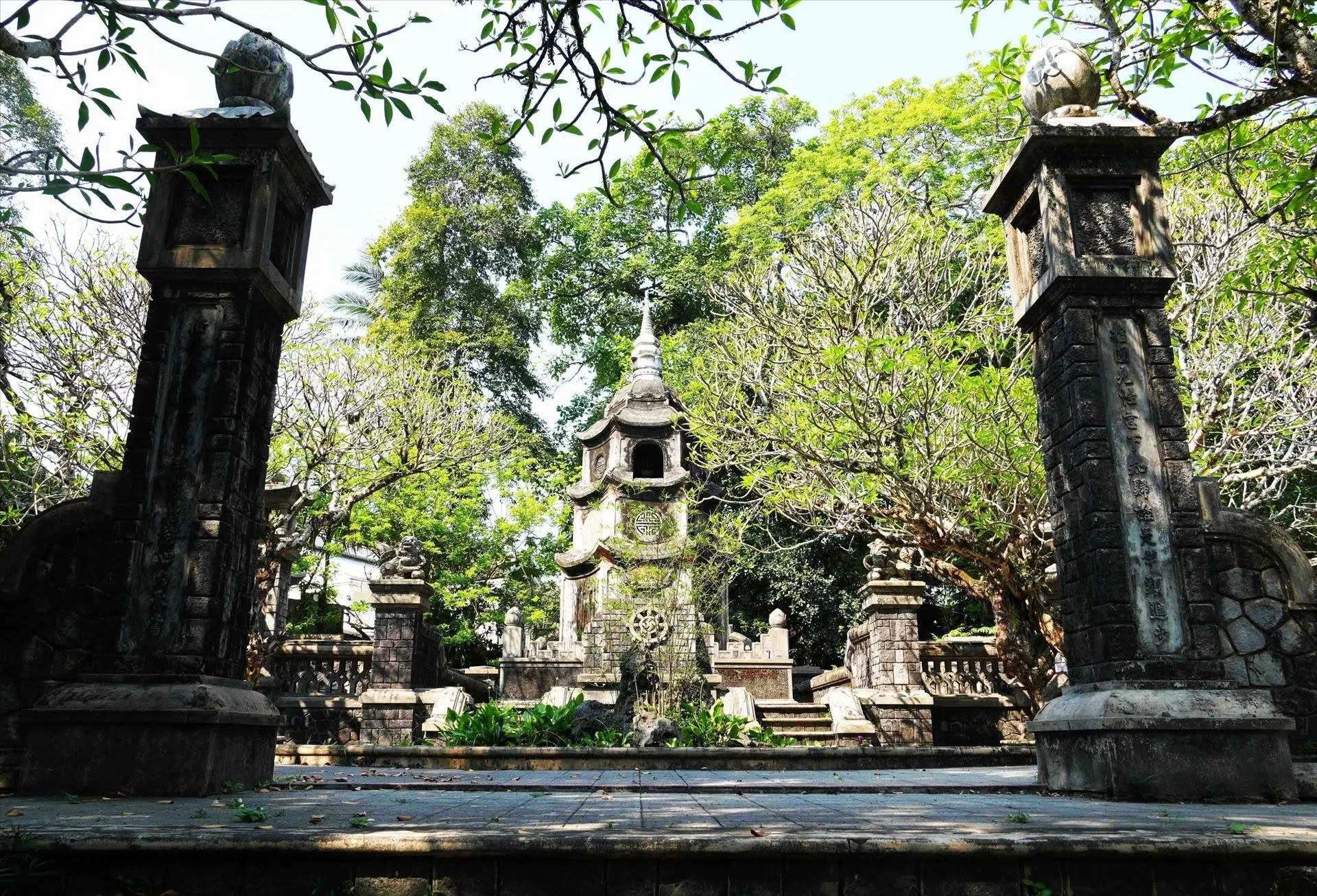 Khu tháp Tổ tại Chùa Báo Quốc