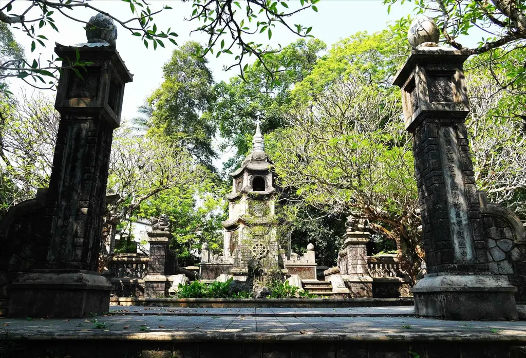 Khu tháp Tổ tại Chùa Báo Quốc