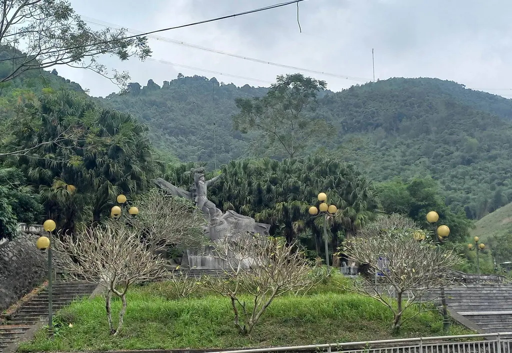 Toàn cảnh khu di tích Tượng Đài Anh Hùng Cù Chính Lan