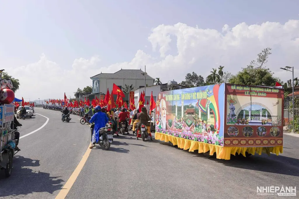 Đoàn rước Lễ hội Hải Thượng Lãn Ông