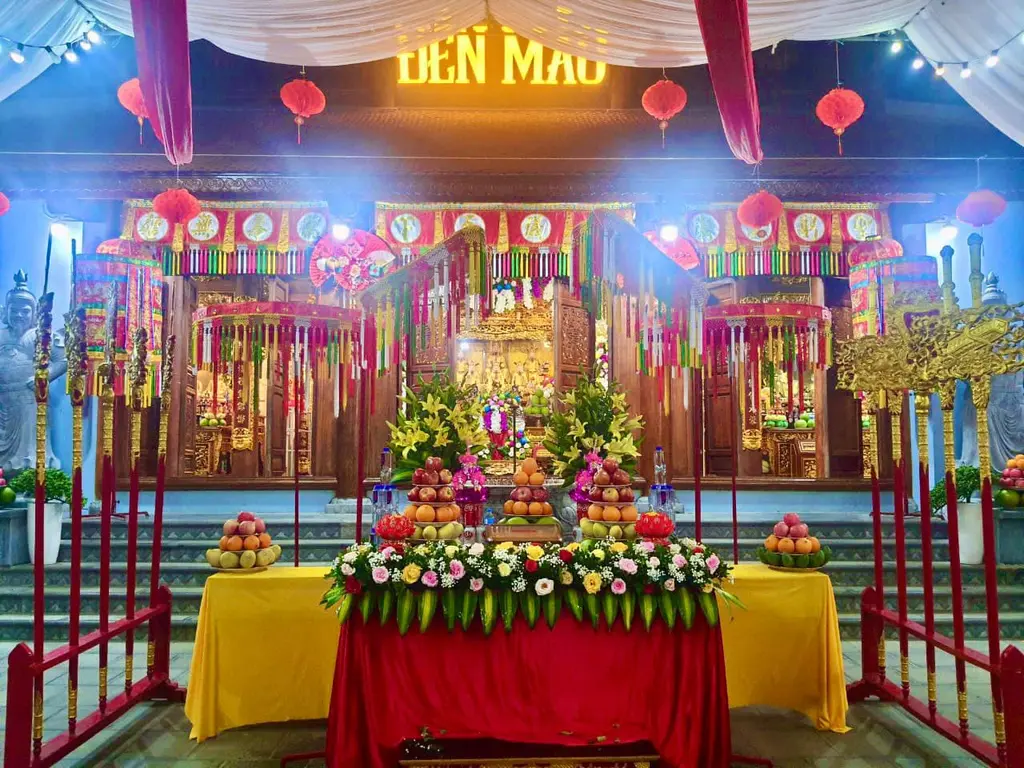 Bên trong Đền Mẫu Lào Cai