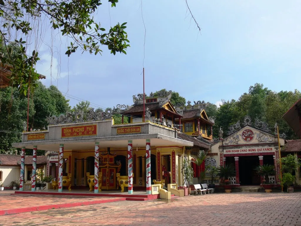 Cảnh quan Đình Phong Phú