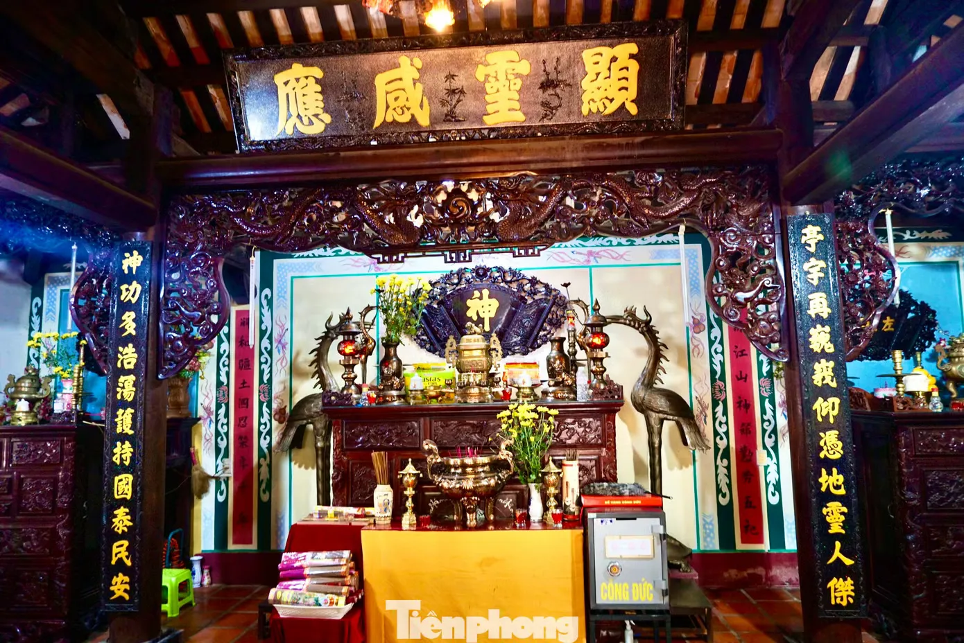 Không gian bên trong Đình Lạc Giao
