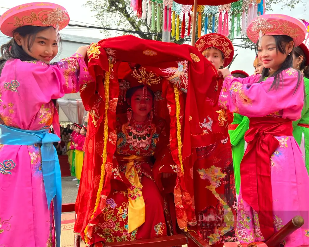Người được chọn đóng Chúa Gái tại Lễ hội rước Chúa Gái
