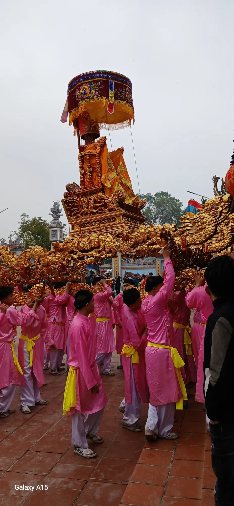 Đoàn rước kiệu bát cống làng Thụy Dương