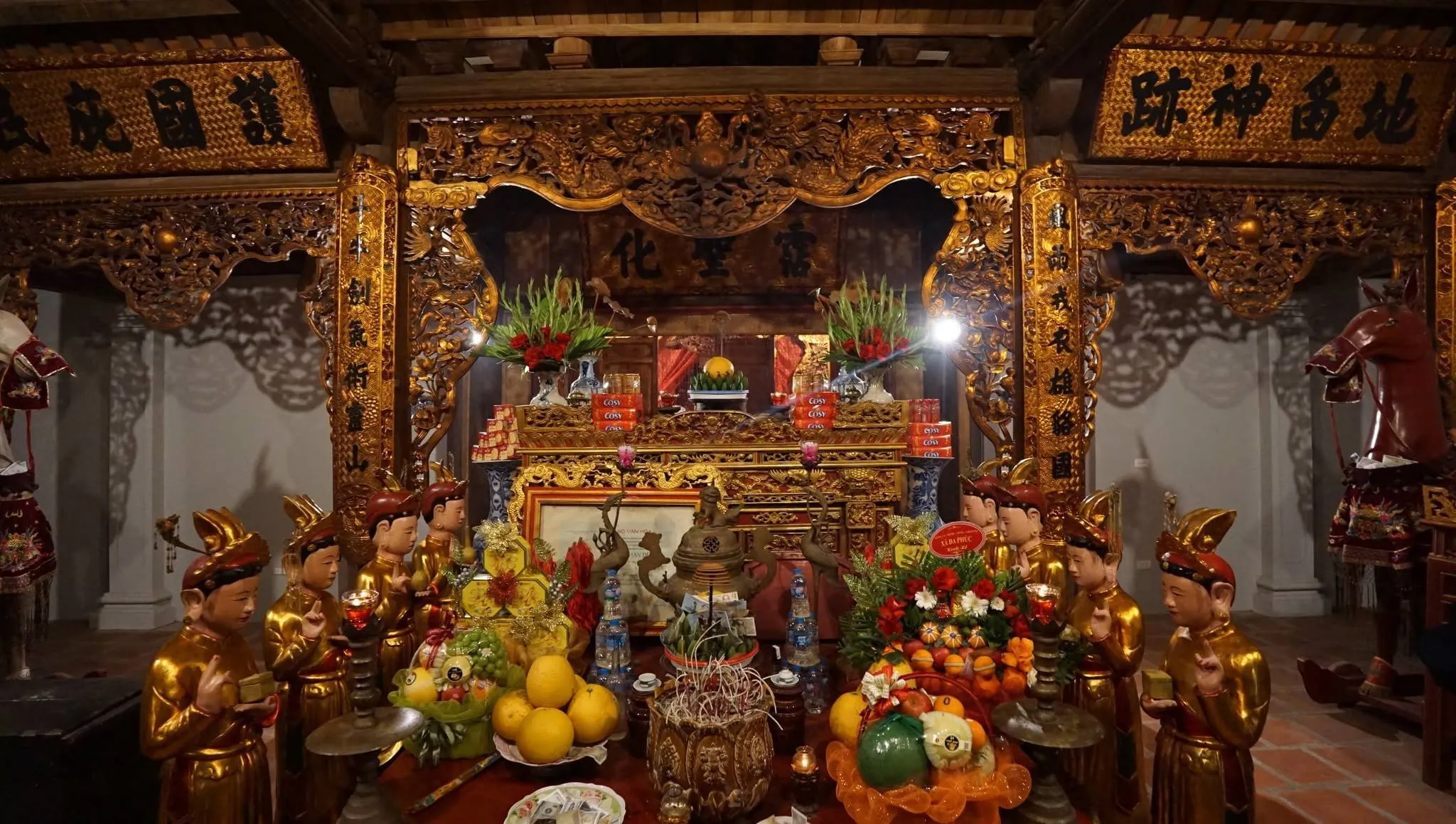 Bên trong đền Thanh Nhàn (xã Nội Bài)