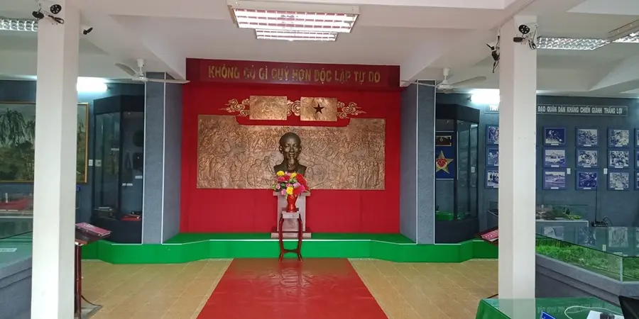 Tượng chân dung Bác được đặt ở vị trí trang trọng nhất tại trước sảnh Nhà trưng bày Khu di tích lịch sử Cách mạng Cái Ngang
