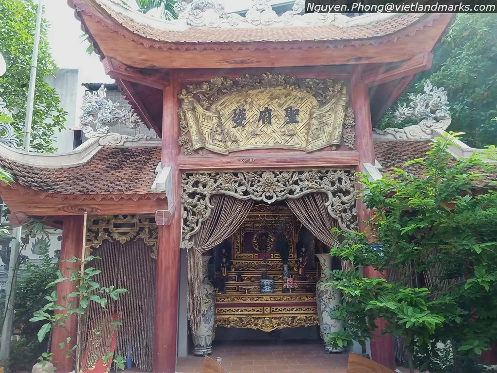 Ban thờ bà chúa Bản Cảnh tại Chùa Huy Văn