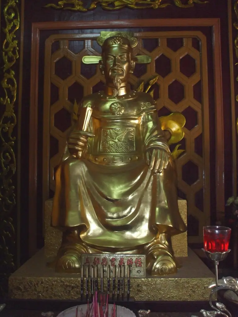 Tượng thờ Binh bộ Thượng thư Ngô Thì Nhậm trong Điện Tây Sơn