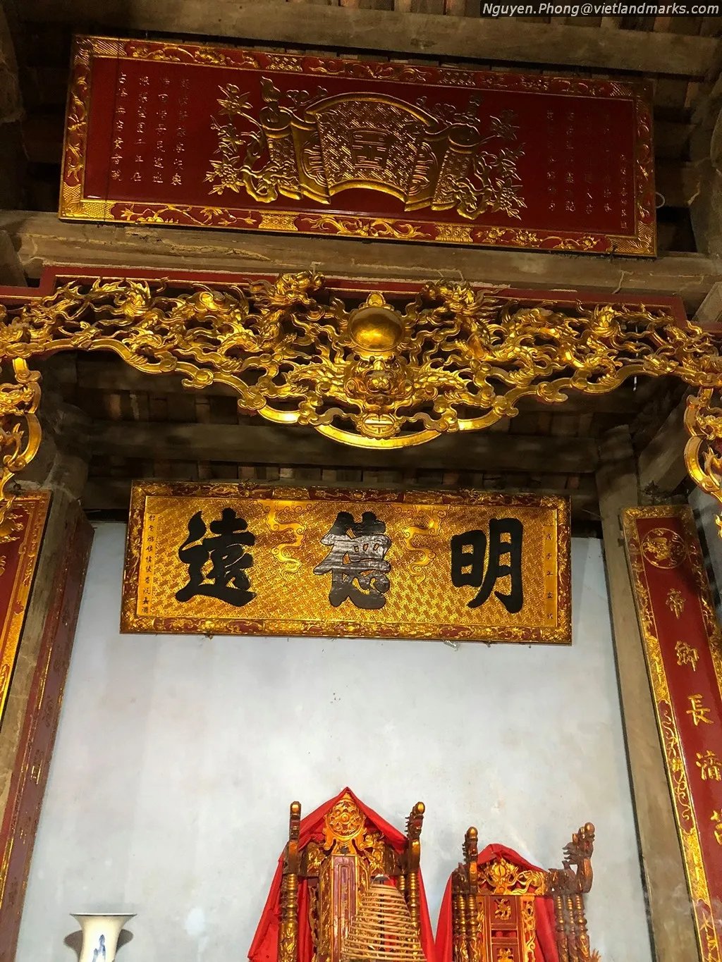Hoành phi, câu đối được sơn son thếp vàng tại Nhà thờ Ôn Như Hầu Nguyễn Gia Thiều