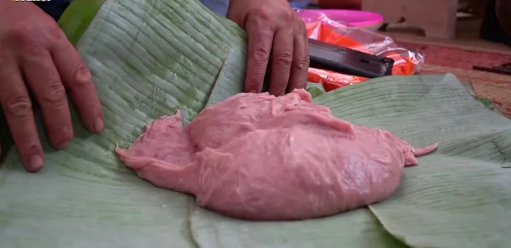 Giò vẫn được gói bằng lá chuối để giữ nguyên vị thơm ngon